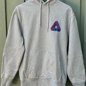 Palace hoodie - Gråmelerad hoodie i storlek S från Palace  Använd men i väldigt bra skick