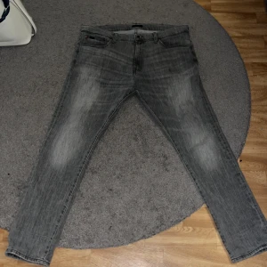 Polo Ralph Lauren Jeans - Tja, säljer nu dessa snygga ralph lauren jeans som är  använda en gång. Det är i storlek 38/32 men sitter som 34/32 skick 9,5/10. nypris 1799 mitt pris 849 hojta till vid minsta lilla fråga!