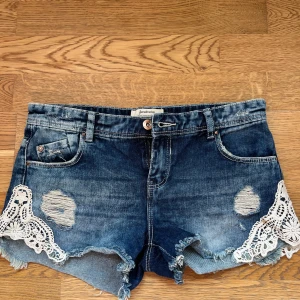Jeansshorts med spets - Jättefina shorts som tyvärr har fått en fläck på sig som man ser på sista bilden, därav priset. Annars är de i jättefint skick☺️