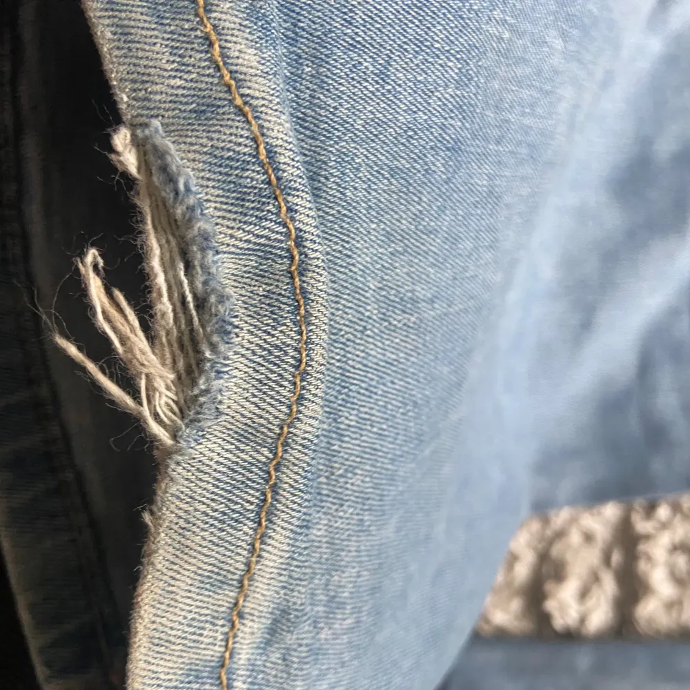 Säljer ett par ljus blå bootcut jeans som jag inte använder längre  från lager 157 i storlek S short. de har gått upp lite längst ner på vänstra benet, men annars är de i ett väldigt bra skick. 🤗🤗🩷. Jeans & Byxor.