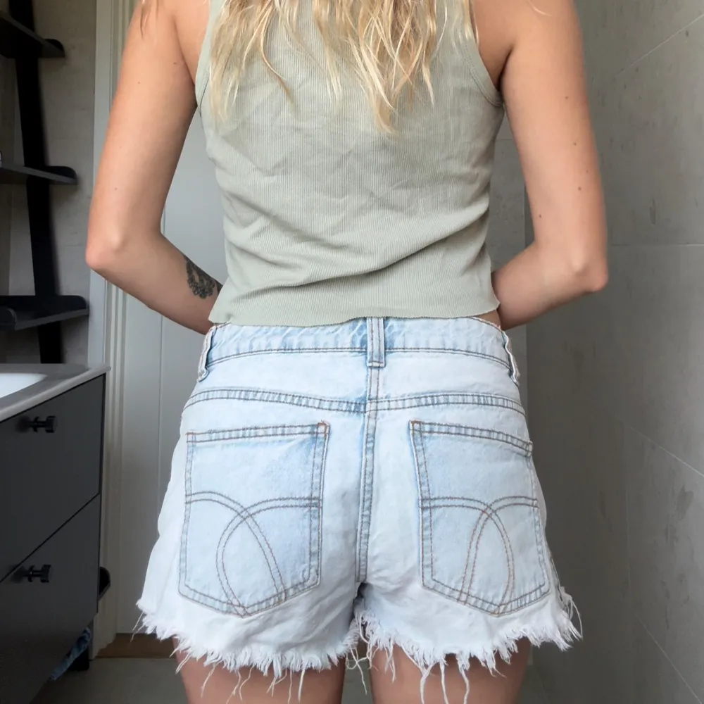 Jeansshorts från Cotton On i Australien 🌟 Storlek 36 Knappt använda men lite urtvättade  8/10 hur nice som helst  🩷. Shorts.