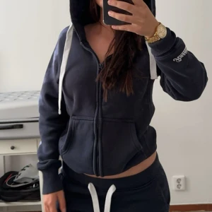 Russemerch hoodie - Säljer min hoodie från russemerch. Aldrig använt endast testat