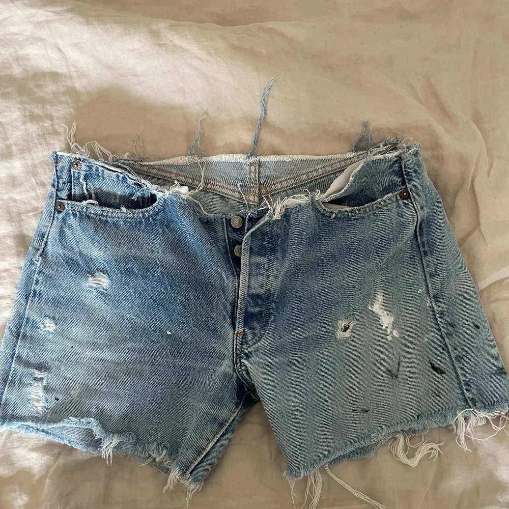 Snygga slitna Levis shorts, köpta secondhand i det tillståndet som dom är. Passar inte och därför säljer jag dom! Skriv för info🫶🏼. Shorts.