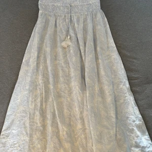 Lång kjol - blå/vit lång kjol från Gina Tricot i storlek 164. säljer för att den aldrig kommer till användning. använt en gång därav priset, köpt för 300. skriv gärna om du har frågor, inga returer !!