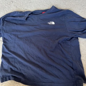 The north Face t shirt - Säljer denna the north Face T-shirten för den är för stor för mig. Den är i xl för barn som jag skulle säga är typ 170-176 