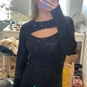 svart klänning  - svart klänning från bikbok med en öppning vid bröstkorgen. storlek S men den sitter rätt tajt. skriv för mått osv🖤