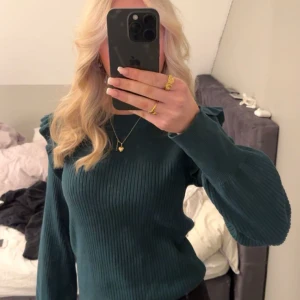 Grön stickad  - Med volang 