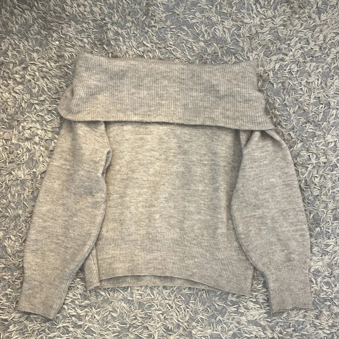 Beige stickad off shoulder tröja från hm💓