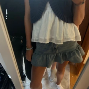 Assnygg jeans volangkjol!  - Snygg jeans kjol med volang! Sydd av mig, inga hål eller liknande🥰 jeansen som den är sydd ifrån är ifrån lindex barn avdelning! Midjemått: 38cm, men har resår så passar nog dom som har 40/42 också 💗