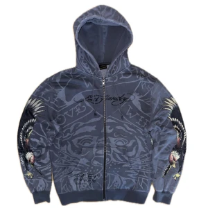 Snygg Ed Hardy Y2k Drain Hoodie - Riktigt snygg hoodie från märket Ed Hardy. Köpt i London. Är i bra skick, lite nopprig. Storlek M på lappen. Bredd: 60 cm. Längd: 70 cm. Ställ gärna frågor. Priset kan diskuteras.