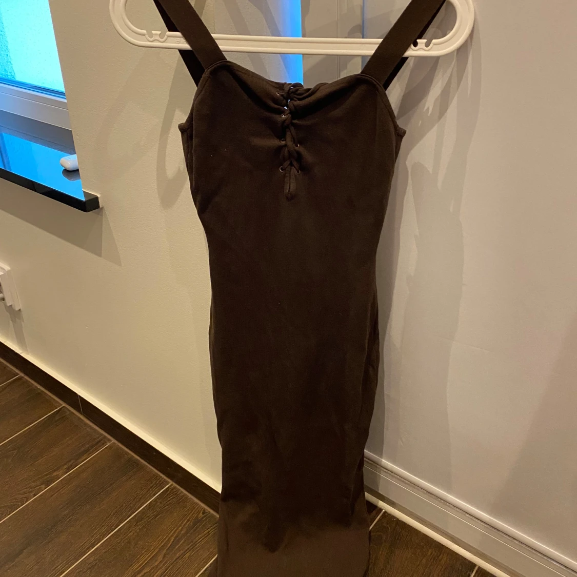 Brun klänning med knytning