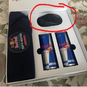 Xtrfy gamingmus med tillbehör - Säljer en Xtrfy gamingmus i svart med hålmönster för bättre grepp och ventilation, som blinkar olika färger när den är kopplad. Musen kommer med en USB-kabel, extra knappar och verktyg för anpassning. Perfekt för gaming och e-sport!