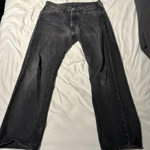 Snygga Levis 501 jeans i bra skick, har används ett få tal gånger i storlek: W32 L30