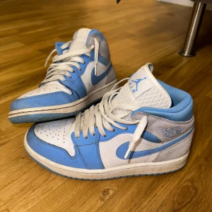 Jordan 1 Mis University Blue - Säljer dessa skor då dem blivit för småa på mig. Dessa skor är i gott skick och köpta från schype. Finns kvitto, nypris 2800kr. Storlek 40 och för den som vill sticka ut lite med den fina baby blue färgen skulle dessa passa perfekt!