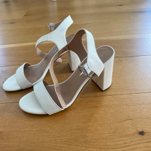 Vita klackskor - Siperfina klackskor i storlek 38. Bred klack som är 9 cm hög. Bra skick!