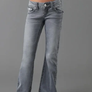 Gråa jeans! - Gråa Lowwasited bootcut jeans som är dö snygga! Nästan aldrig använda och i perfekt skick 💋 Köp nu eller kontakta för mer info ❤️