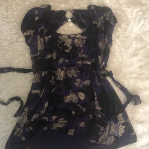 Lila topp - Lila topp i bra skick med öppen rygg. Säger att den är L men jag kan ha den som är xs. Lite stor i ryggen på mig dock så skulle säga m till L