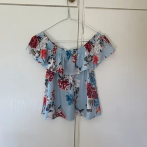 Blommig off-shoulder blus - Superfin blus! Kan bäras off-shoulder eller ”på axlarna”. Bara använd några få gånger och passar tyvärr inte längre mig. Inga defekter💕💕