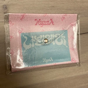 HYUNA- nabillera album - Bra skick, använt cd ett par gånger och funkar. Man får med en bunt Photo post Cards med olika photoshoot ”teman”. 