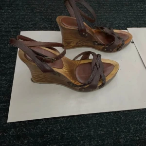 Klacksko med träklack  - Ursnygga  Större i storleken 