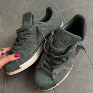 Adidas superstars - Mockaliknande gröna adidas superstars i mycket bra skick. Storlek 39 och 1/3.