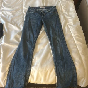 jeans  - mycket bra skick. sitter jättefint på. köpta nyligen. använda typ 3 gånger 