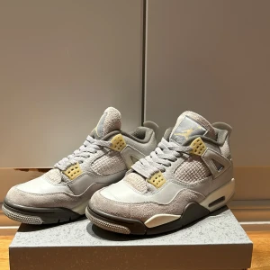 Air Jordan 4 Craft stl 42 - Säljer ett par Jordan 4 Craft som endast har använts en gång så de är i princip helt nya. Köptes på footlocker och kvitto finns kvar och fås med. 