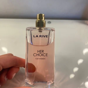 Parfym - Nästan helt oanvänd parfym från La rave!  Locket är borta men annat inga konstigheter! Luktar ljuvligt men inte riktigt min typ🩷