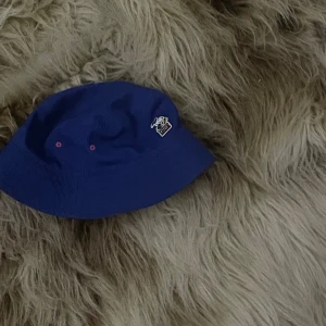  Bucket hat  - En oandvänd änd bar hat 