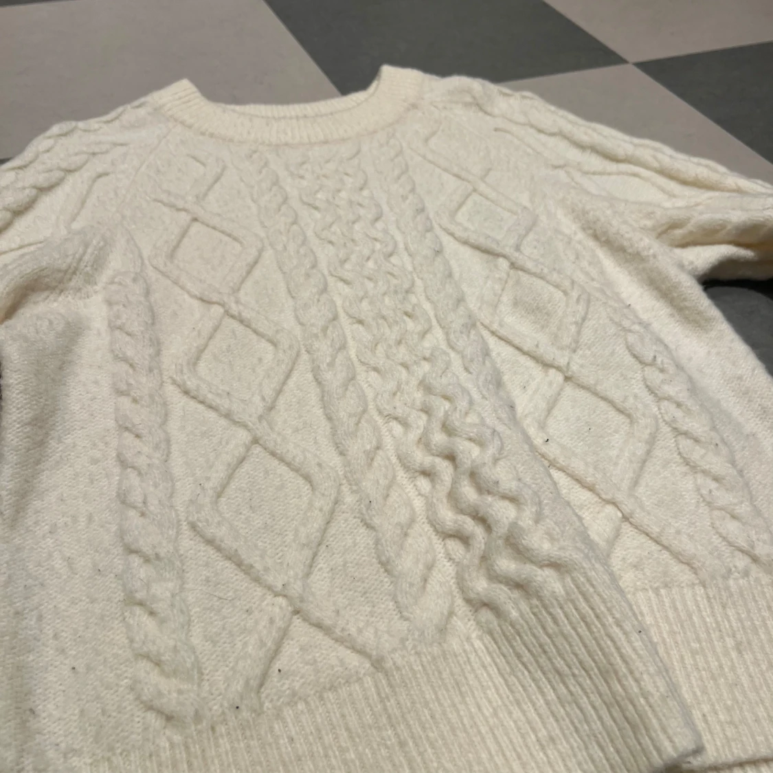 Vit stickad tröja från Gina Tricot - 90