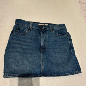 Levis jeanskjol  - Så fin jeanskjol från Levis som är helt oanvänd. Perfekt blå färg och fungerar i alla tillfällen🤗