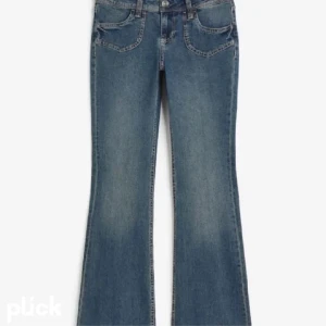 Eftertraktade hm jeans - Säljer dessa snygga hm low rise Bootcut jeans. Jag har sytt in dem 1cm i midjan