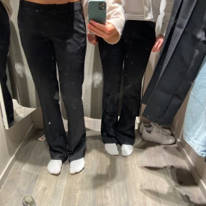 Lågmidjade kostymbyxor  - Säljer dessa fina, lite utsvängda kostymbyxor. Aldrig använda. Skriv om ni har frågor, kan självklart skicka fler bilder privat. 🩷