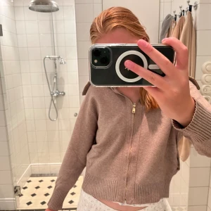 Fin cardigan från Zara - Fin cardigan från zara barn! 💕 Lite svårt att förklara hur den fungerar men man kan både ha krage och inte om man inte drar dragkedjan hela vägen upp 🥰🤗