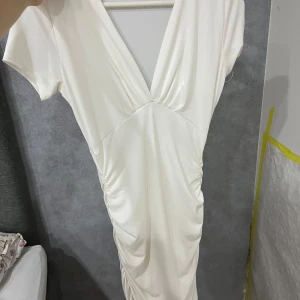 Vid vanlig klänning  - Vit klänning har haft på mig den ett par gånger. Dock har den en liten fläck vid benen som inte går bort 