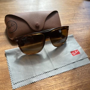 Rayban Boyfriend - Säljer mina Ray ban boyfriends då de inte kommer till användning. Skicket är i princip som nya och putsduk och fodral medkommer. Hör av er vid frågor eller funderingar!
