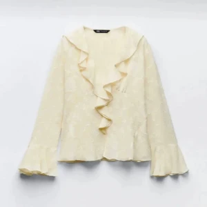 Zara blus  - Jätte fin blus från zara, säljer då den inte används❤️Den är i jätte bra skick då jag bara använt den en gång, skriv för mer frågor eller bilder❤️