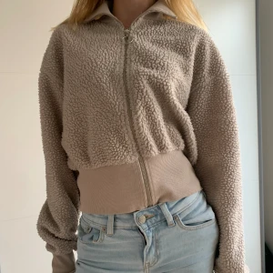 Fluffig beige flis - Jättefin och perfekt nu till hösten💗 Pris kan diskuteras!