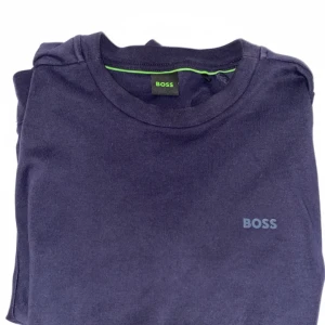 Hugo boss sweatshirt dark blue  - Topp skick knapp använd tröja  Storlek S men väldigt stor i storlek så den passar även er med M  Även kvitto finns som bevis att den är äkta