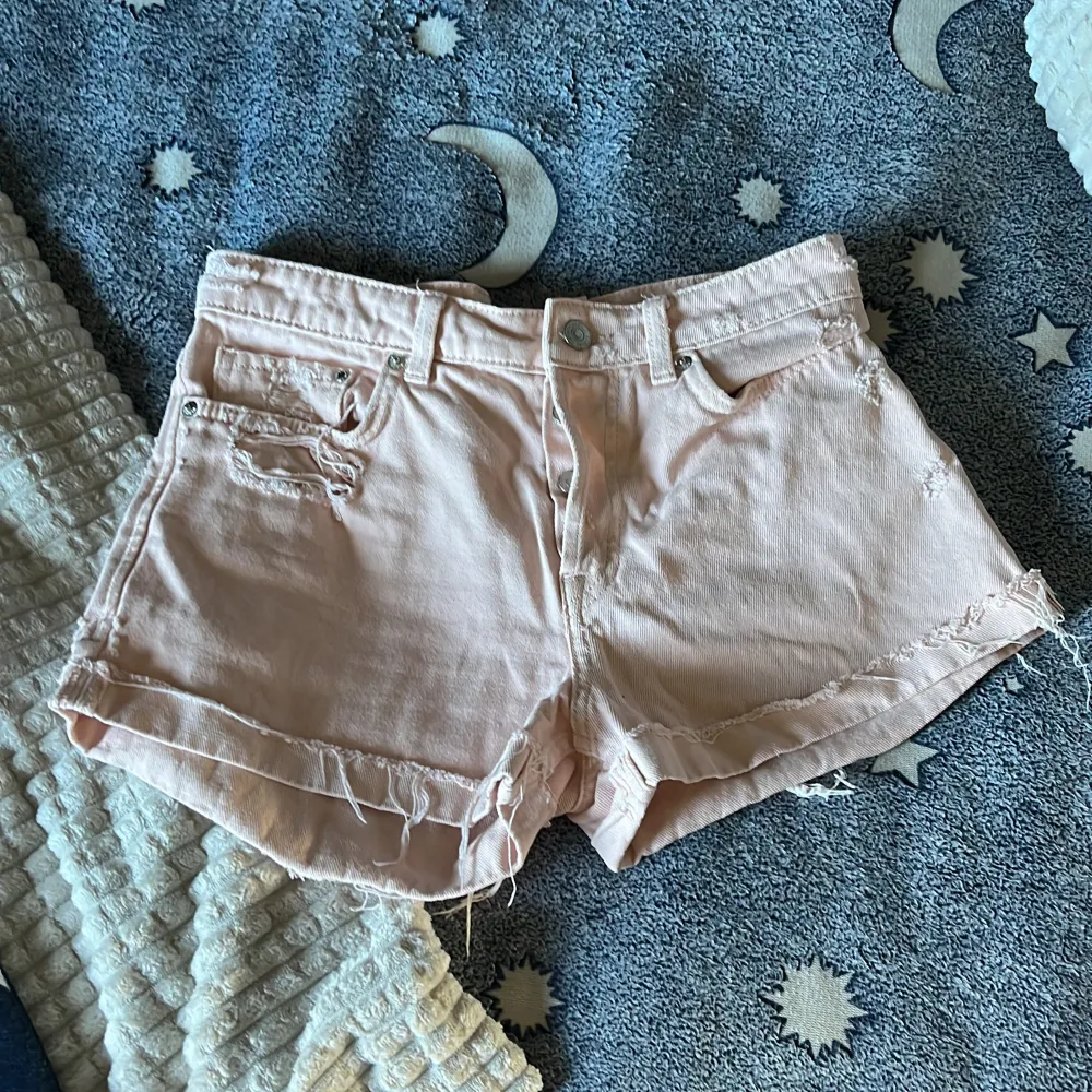 Det är en jätte fin rosa kortbyxor i jeans, den är väldigt fin och skön, säljer den på grund av att den har blivit för liten. Tvättar innan jag postar den.. Shorts.