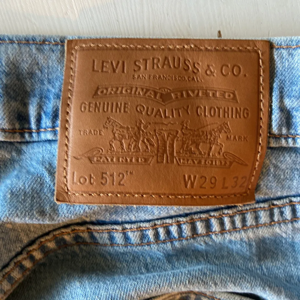 Säljer mina Levis jeans 512 som har passformen slim. Säljer dom för att jag inte kommer till användning av dom. . Jeans & Byxor.