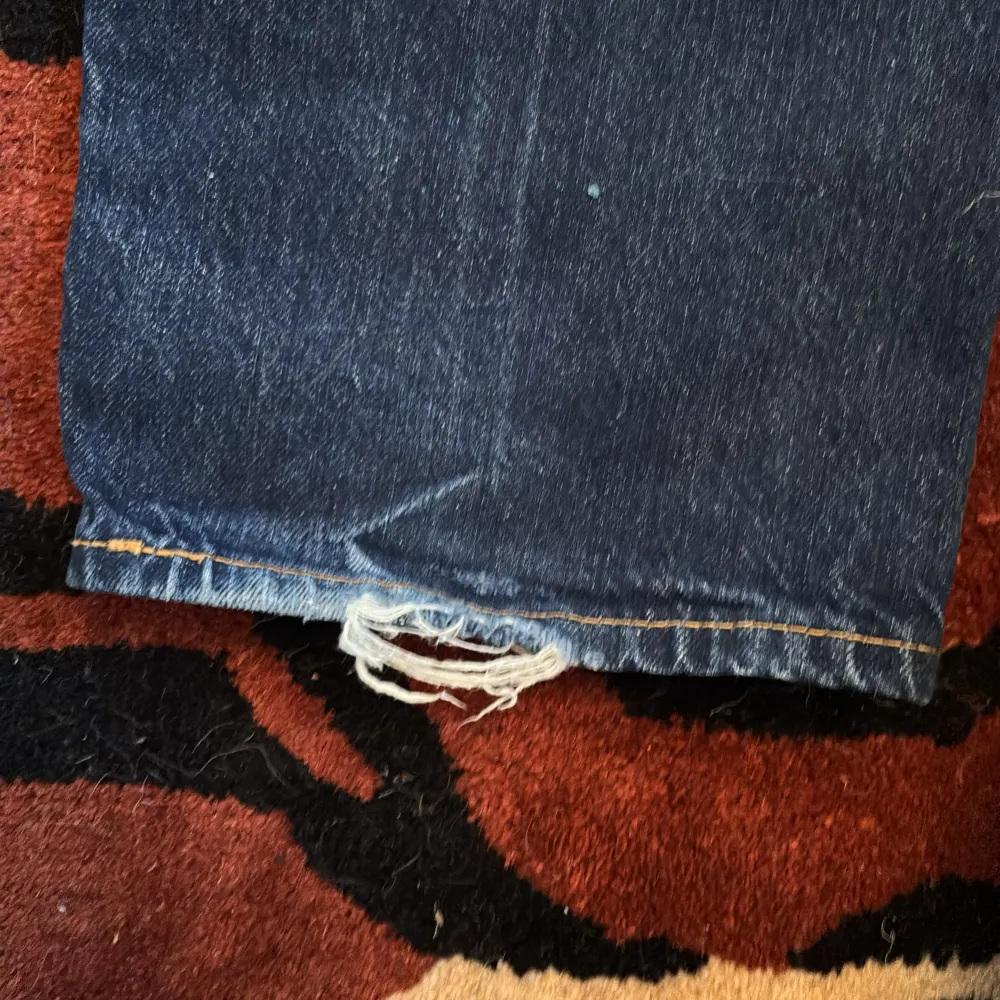 Säljer mina Levis 501 pga. garderob rensning. Storlek W30 L32 Straight fit. Lätt användning i några månader, därför är skicket 8/10 bara lite slitage längst ner på högra ben. Skriv om du har flera frågor!. Jeans & Byxor.