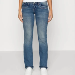 Ltb jeans - Jättesnygga nästan oanvända jeans från ltb som är slutsålda i färgen sevita wash. De är tyvärr för stora för mig och har därför används max 2 ggr💞 Jag är 167 cm och längden är perfekt. Hör av dig vid frågor🩷