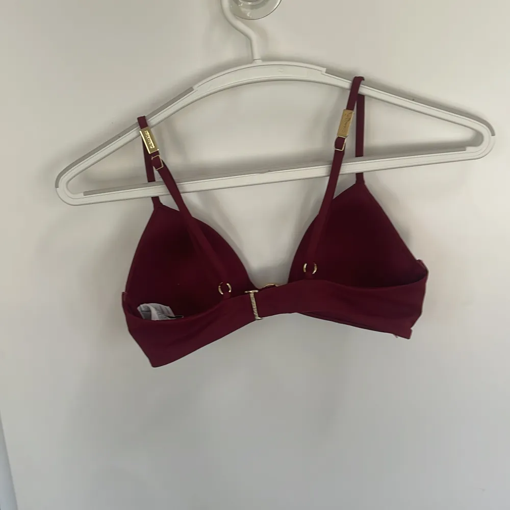 En fin mörkröd / vinröd bikini med guld detaljer. Mycket bra skick har använt nästan två gånger, ordinarie pris 500kr. Övrigt.