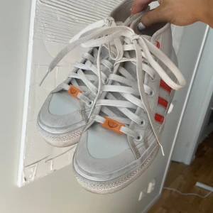 Adidas Nizza Platform sneakers - Köpta i Spanien för 2 år sedan, sparsamt använda. Lite smutsiga, så skulle behöva tvättas. Inköpta för ca 1000kr 