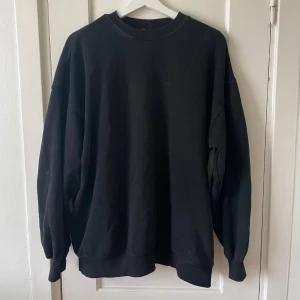 Svart sweatshirt från H&M Divided - Säljer en svart sweatshirt från H&M Divided i storlek M. Den är enkel och stilren med långa ärmar och rund hals. 