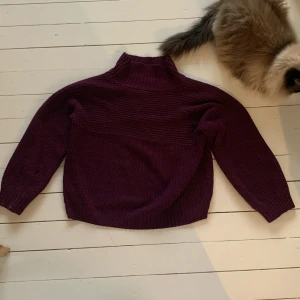 Mörklila stickad tröja från Monki - Säljer en supermysig mörklila stickad tröja från Monki. Den har en hög krage och långa ärmar, perfekt för kalla dagar. Tröjan är i storlek S och är i nyskick. Perfekt för höst och vinter! 💜