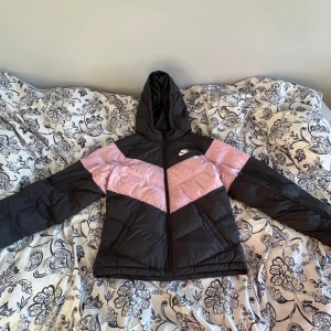 Nike jacka barn  - Storlek 170 barn. I bra skick inga skrivit eller fläckar i äkta dun 