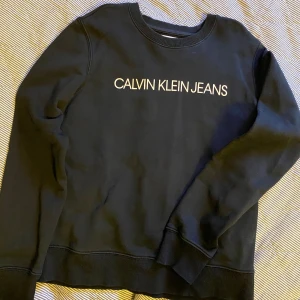 Svart Calvin Klein tröja - Svart Calvin Klein tröja stl S. Normal stl. Använd men bra beg skick.