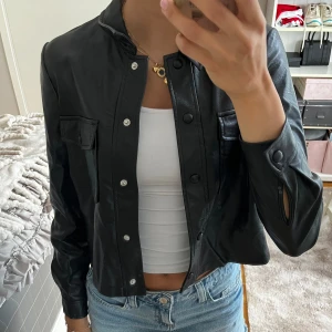 Svart skinnjacka - Säljer en snygg svart skinnjacka i storlek xs. Den är köpt på Nelly men från märket pieces. Endast använd ett fåtal gånger och i mycket bra skick